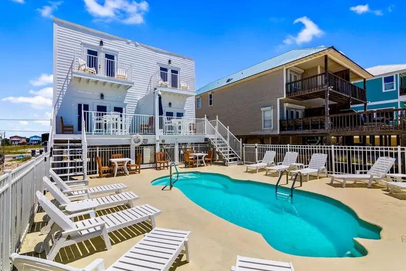 Pool and house, Dolphin View B
