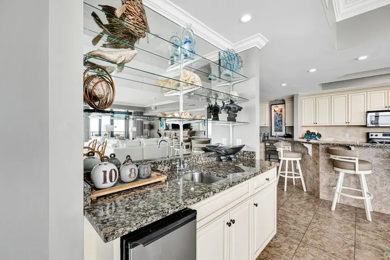 Wet bar, Oasis Unit 2201